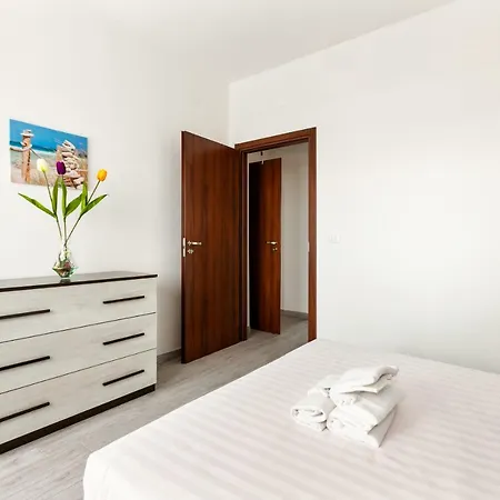 Renewed Balcony Flat With Garden