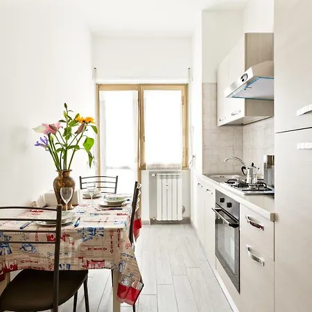 Renewed Balcony Flat With Garden Lägenhet Milano